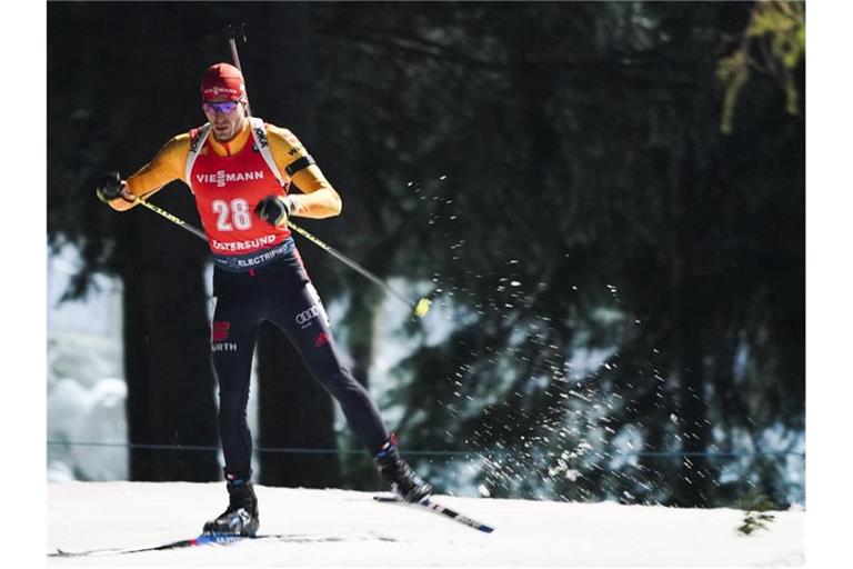 Die deutschen Biathleten um Arnd Peiffer haben im ersten Staffelrennen der Saison in Östersund nur der achten Platz belegt. Foto: Alexander Vilf/Sputnik/dpa