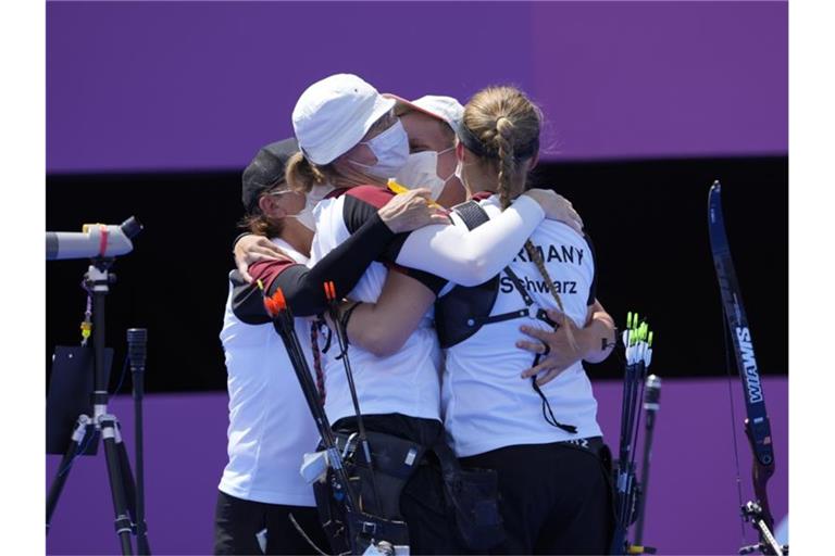 Die deutschen Bogenschützinnen gewannen in Tokio die Bronzemedaille. Foto: Alessandra Tarantino/AP/dpa
