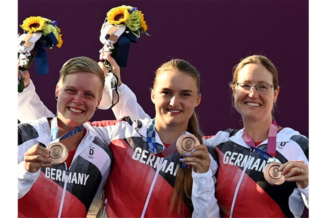 Bogenschützinnen feiern nach Volltreffer Team-Bronze Die deutschen Bogenschützinnen Michelle Kroppen, Charline Schwarz und Lisa Unruh (l-r) gewannen die Bronzemedaille. Foto: Swen Pförtner/dpa