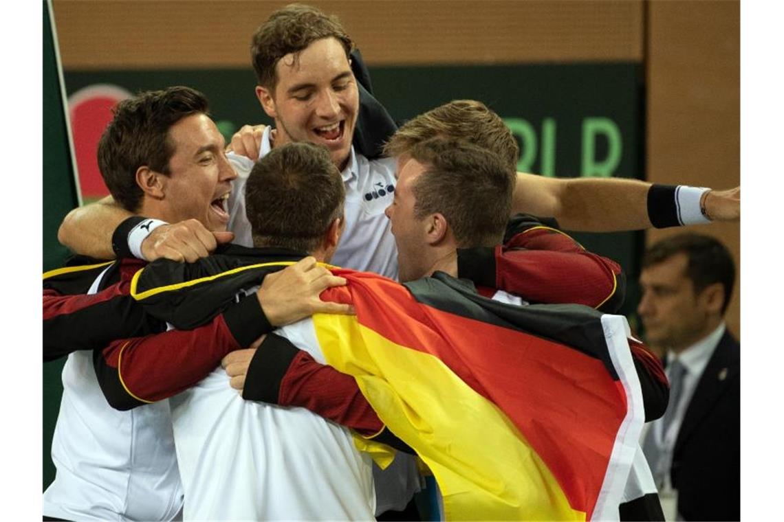 Die deutschen Davis-Cup-Spieler feiern den Sieg gegen Weißrussland. Foto: Federico Gambarini/dpa
