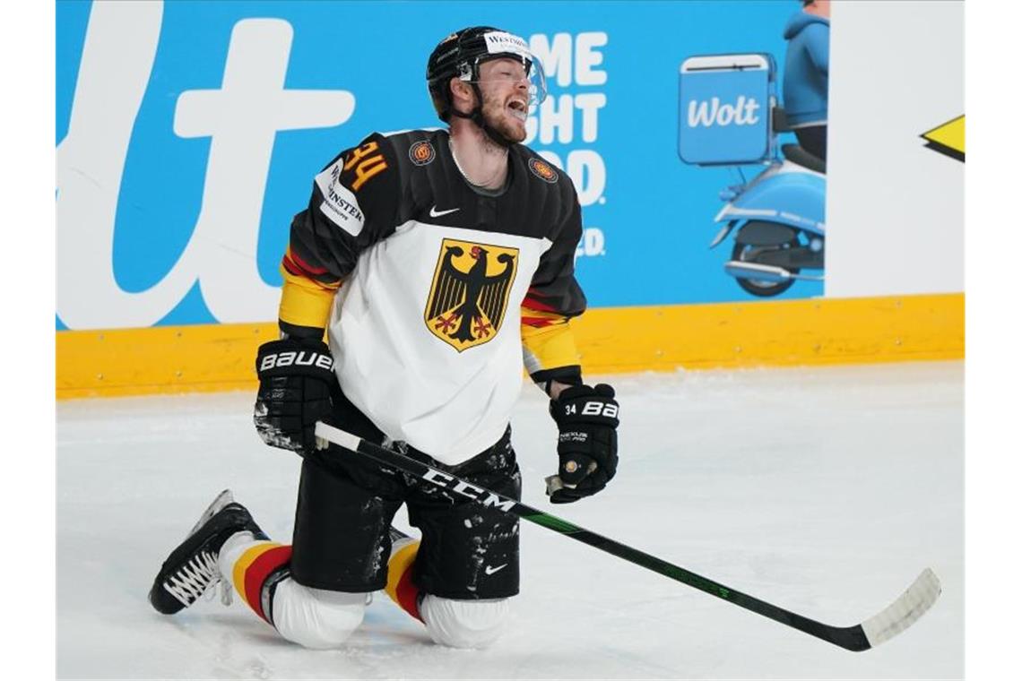 Nach Niederlage gegen die USA: Endspiel gegen Lettland Die deutschen Eishockey-Cracks um Tom Kühnhackl verloren gegen die USA. Foto: Roman Koksarov/dpa