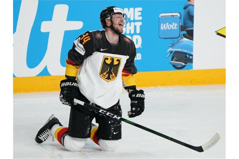 Die deutschen Eishockey-Cracks um Tom Kühnhackl verloren gegen die USA. Foto: Roman Koksarov/dpa