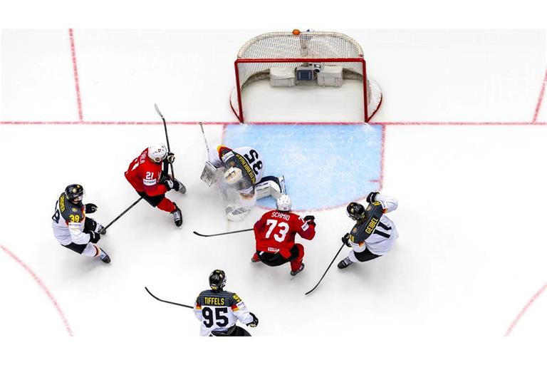 Die deutschen Eishockey-Nationalspieler sahen beim 1:5 gegen die Schweiz vor allem im zweiten Drittel meist nur zu.