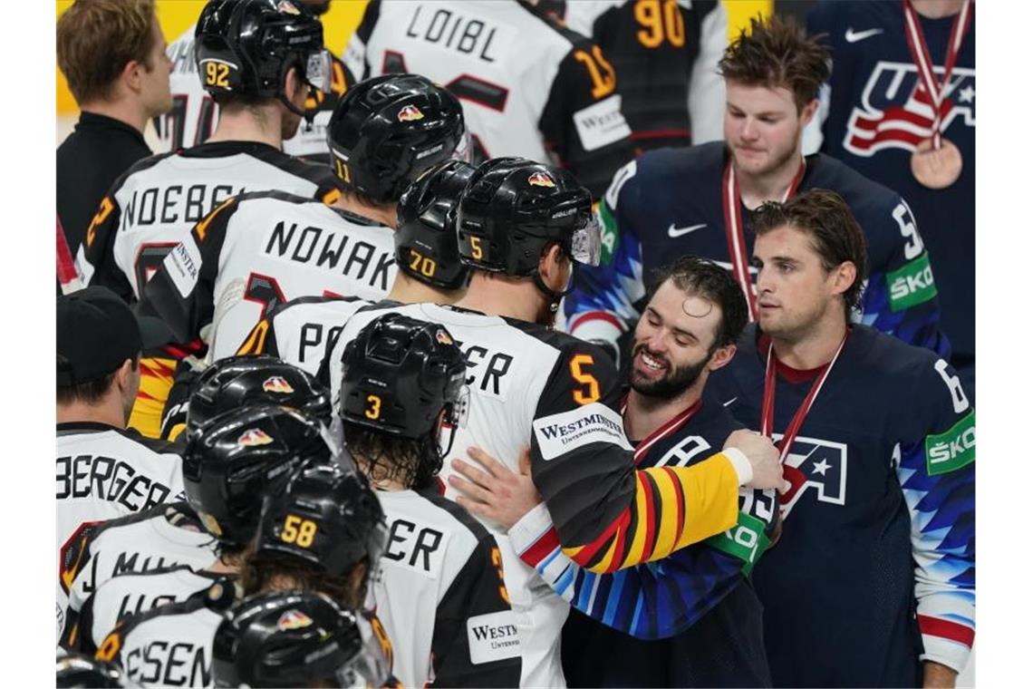 Tränen statt Medaille: Starke WM endet mit Lehrstunde Die deutschen Eishockeyspieler gratulieren dem US-Team zum Sieg. Foto: Roman Koksarov/dpa