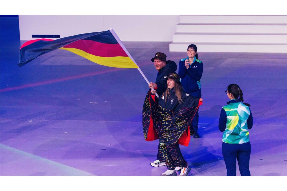 Die deutschen Fahnenträger Christoph Schmiedt und Andrea Rothfuss.