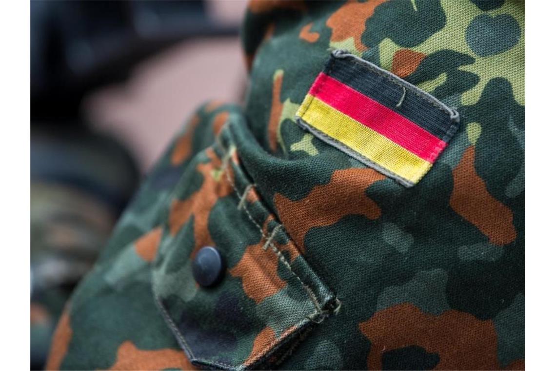 Die deutschen Farben auf dem Ärmel einer Bundeswehruniform. Foto: Monika Skolimowska/zb/dpa