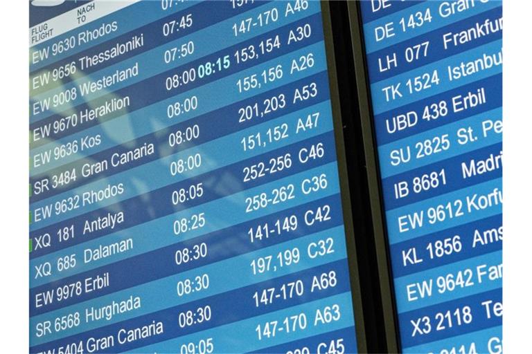 Die Deutschen fliegen diesen Sommer wieder mehr in andere europäische Länder. Foto: Henning Kaiser/dpa