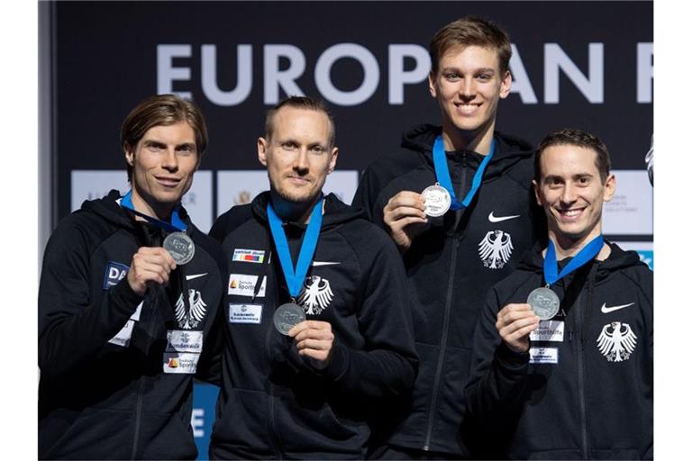 Die deutschen Florettfechter zeigen ihre Medaillen: Peter Joppich (l-r), Benjamin Kleibrink, Luis Klein und Andre Sanitos. Foto: Marius Becker