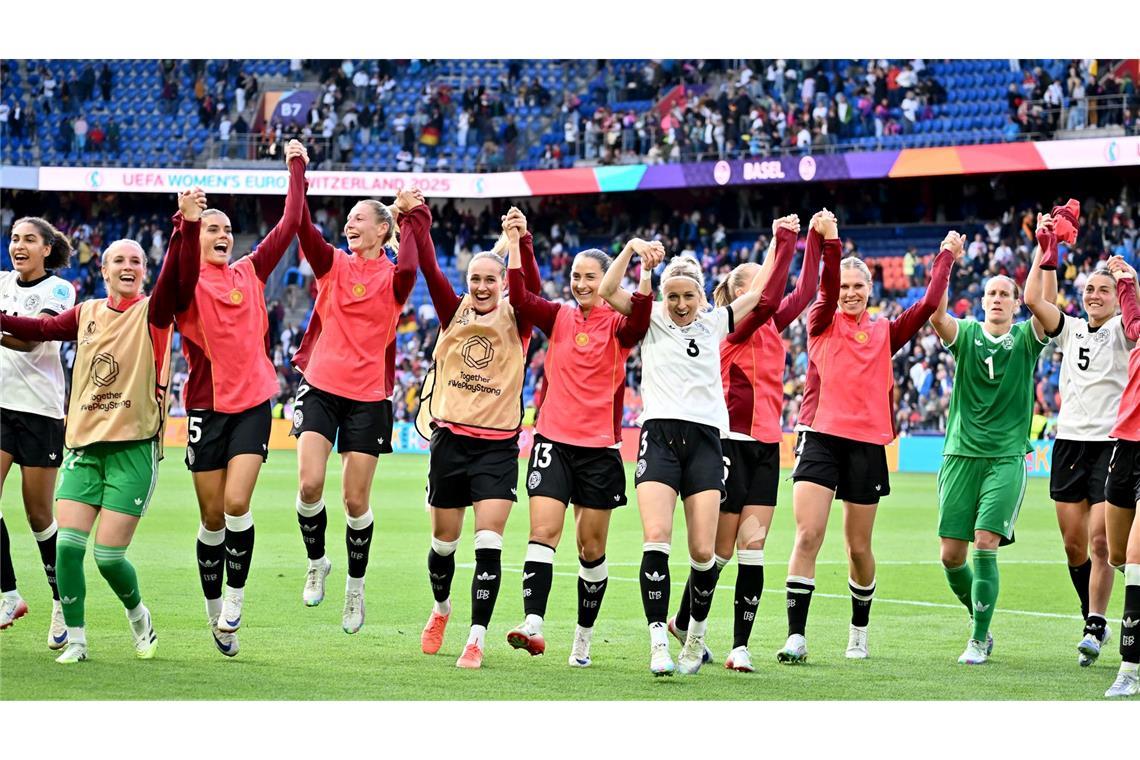 DFB-Boss warnt bei EM: "Nicht euphorisiert sein" Die deutschen Fußballerinnen feiern den 2:1-Sieg gegen Dänemark.