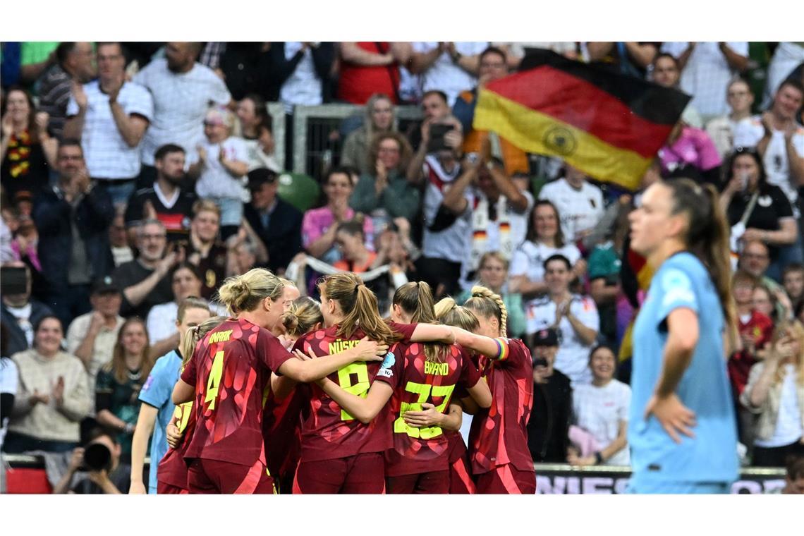 Bilder des Tages Die deutschen Fußballerinnen jubeln nach dem Treffer zum 3:0 im fünften Spieltag der Nations League Gruppenphase. Im letzten Heimspiel vor der Europameisterschaft haben sie 4:0 (3:0) gegen die Niederlande gewonnen.
