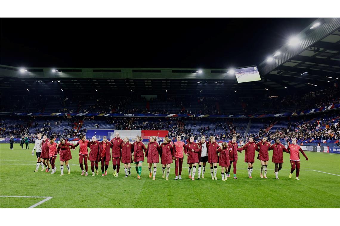 Wück und DFB-Frauen stolz: "Es ist ein Finale" Die deutschen Fußballerinnen lassen sich in Caen für den Final-Einzug feiern.