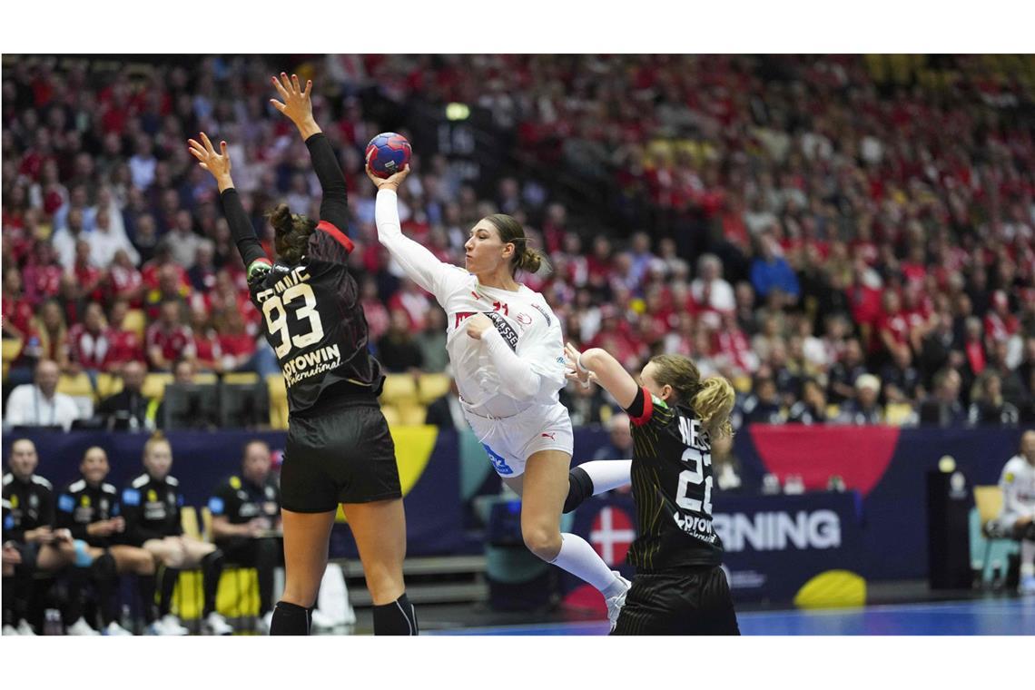 Die deutschen Handball-Frauen im Spiel gegen Dänemark.