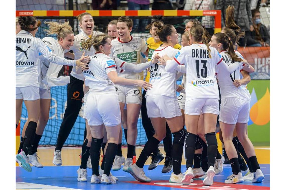 Handball-Frauen wollen auf WM-Erfolgswelle bleiben Die deutschen Handball-Spielerinnen jubeln nach dem Sieg gegen Ungarn. Foto: Marco Wolf/dpa