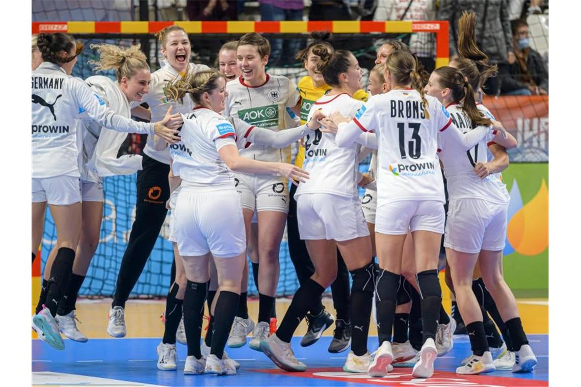 Die deutschen Handball-Spielerinnen jubeln nach dem Sieg gegen Ungarn. Foto: Marco Wolf/dpa