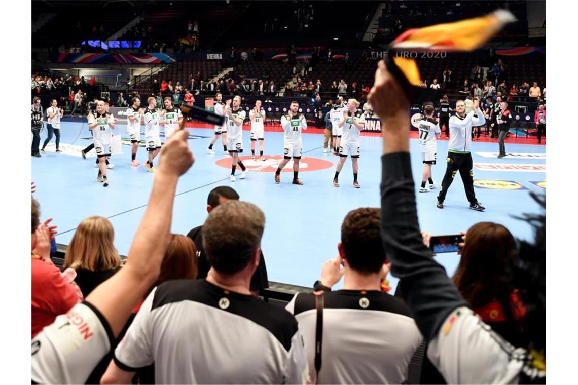 Die deutschen Handballer feiern mit den Fans den Sieg über Weißrussland. Foto: Robert Michael/dpa-Zentralbild/dpa