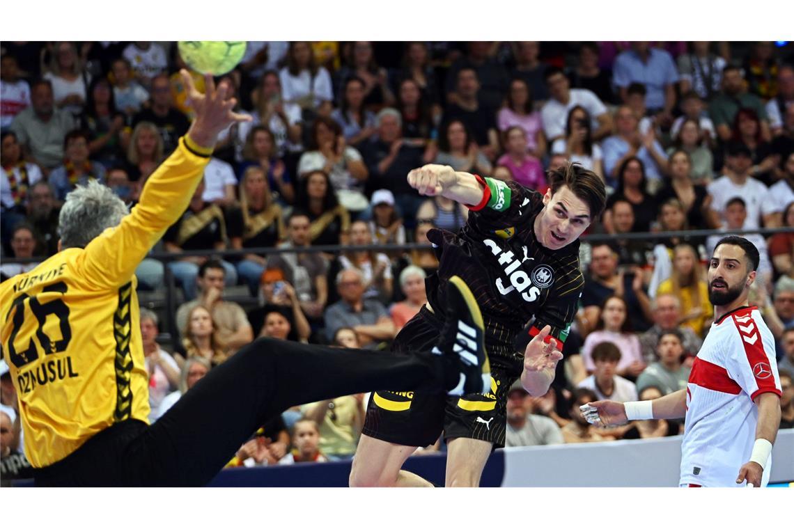 Handballer mit Tor-Gala gegen die Türkei Die deutschen Handballer haben die EM-Qualifikation mit einem Sieg gegen die Türkei erfolgreich abgeschlossen.