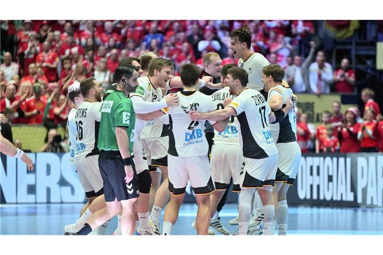 Die deutschen Handballer möchten auch im EM-Endspiel gegen Dänemark jubeln.