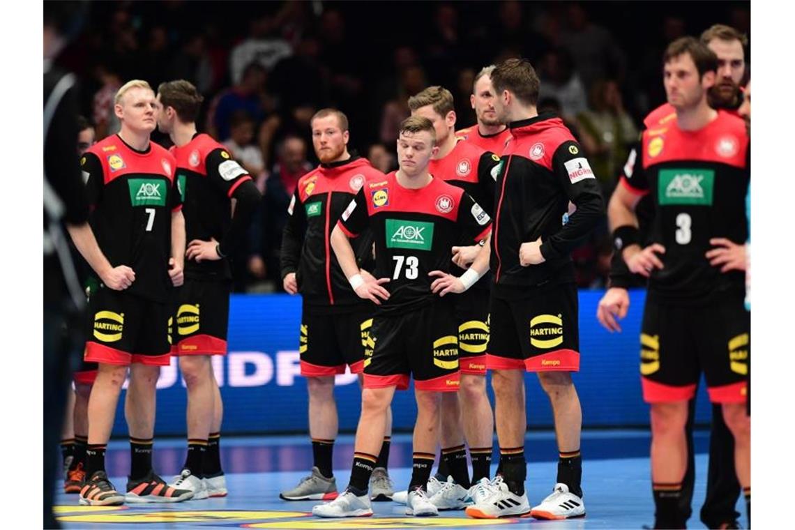 Die deutschen Handballer stehen nach der Niederlage gegen Spanien enttäuscht auf dem Spielfeld. Foto: Robert Michael/dpa-Zentralbild/dpa