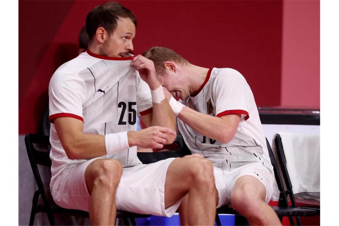 Die deutschen Handballer um Kai Häfner (l) und Timo Kastening sind im Viertelfinale gegen Ägypten ausgeschieden. Foto: Jan Woitas/dpa-Zentralbild/dpa