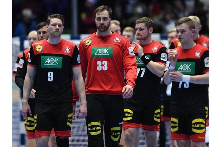 Die deutschen Handballer um Torhüter Andreas Wolff (M) verlassen nach dem Abpfiff enttäuscht den Platz. Foto: Robert Michael/dpa-Zentralbild/dpa