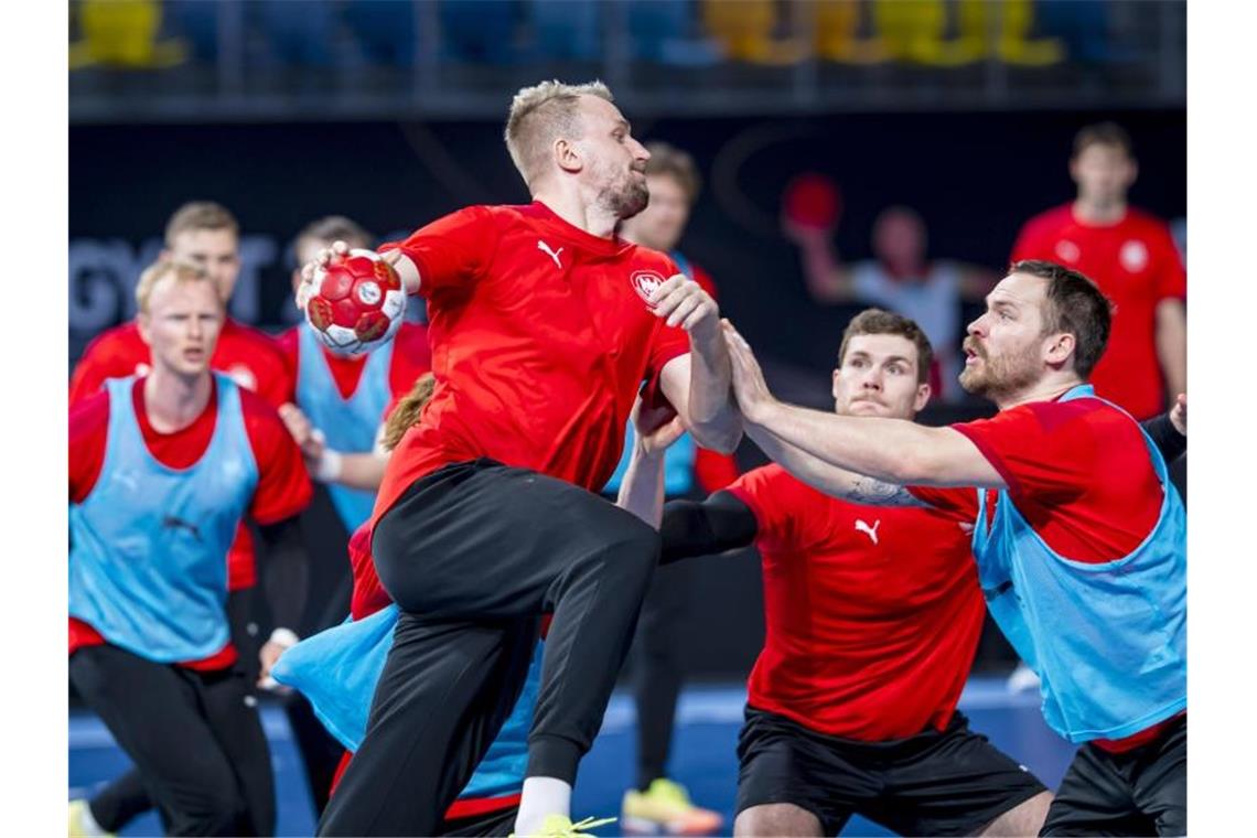 Die deutschen Handballer vor dem WM-Auftakt beim Training in Kairo. Foto: Sascha Klahn/dpa