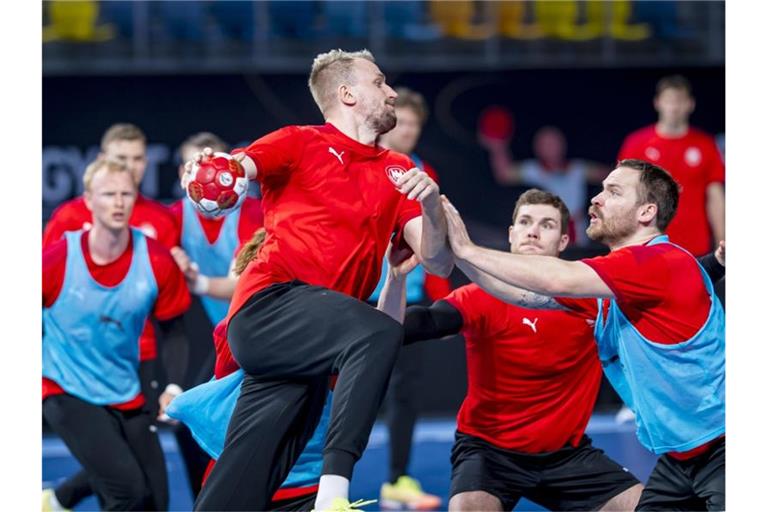 Die deutschen Handballer vor dem WM-Auftakt beim Training in Kairo. Foto: Sascha Klahn/dpa