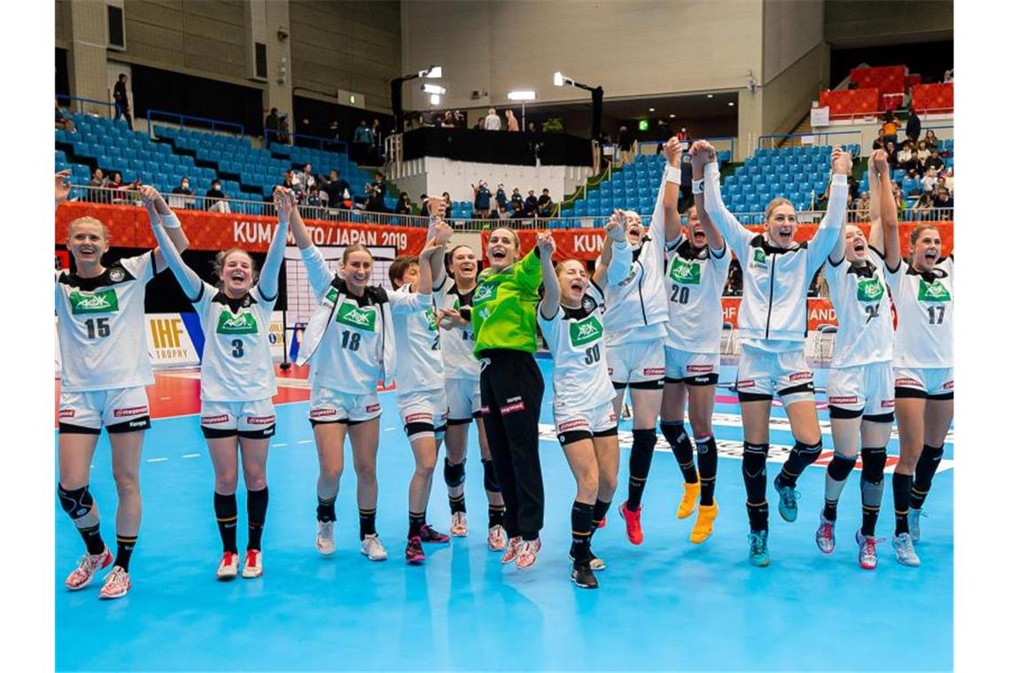 Die deutschen Handballerinnen feiern den Sieg gegen Dänemark. Foto: Marco Wolf/dpa