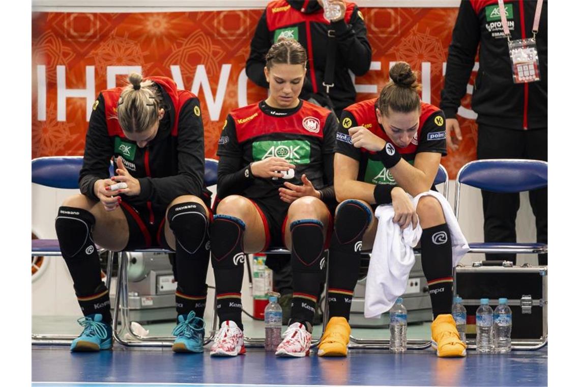Die deutschen Handballerinnen Luisa Schulze, Julia Behnke und Emily Bölk (l-r-) sind nach der Niederlage enttäuscht. Foto: Marco Wolf/wolf-sportfoto/dpa