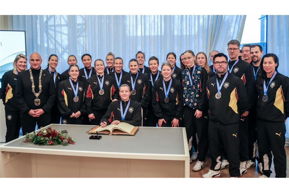 Die deutschen Handballerinnen trugen sich in Dortmund ins Goldene Buch der Stadt ein.
