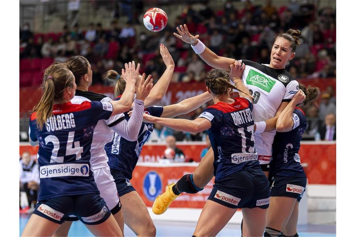 Die deutschen Handballerinnen um Emily Bölk (2.v.r) konnten sich nicht gegen die Norwegerinnen durchsetzen. Foto: Marco Wolf/wolf-sportfoto/dpa