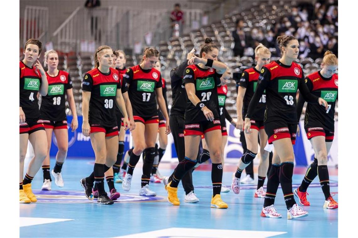 Olympia-Traum geplatzt: Handball-Frauen nur WM-Achte Die deutschen Handballerinnen werden nicht bei Olympia dabei sein. Foto: Marco Wolf/dpa