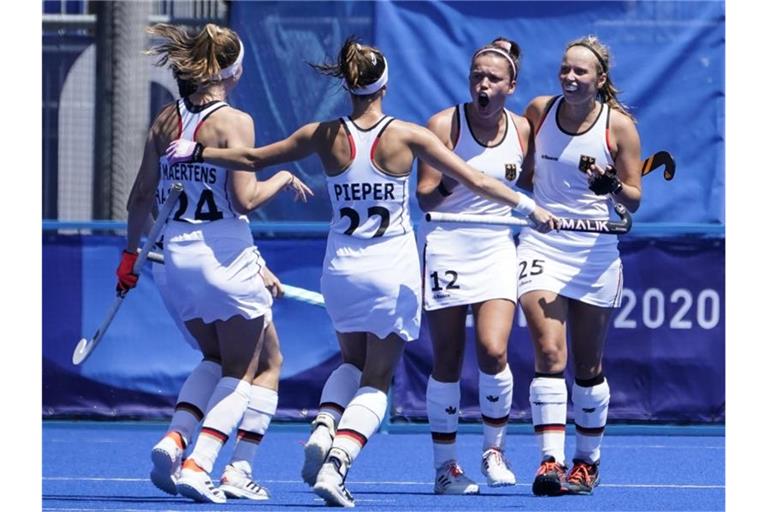 Die deutschen Hockey-Damen besiegten Großbritannien mit 2:1. Foto: John Minchillo/AP/dpa