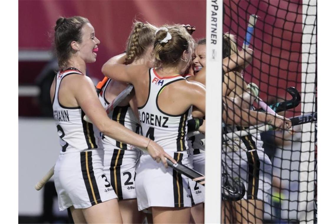 Die deutschen Hockey-Damen feiern nach dem Sieg gegen Spanien den EM-Finaleinzug. Foto: Virginia Mayo/AP