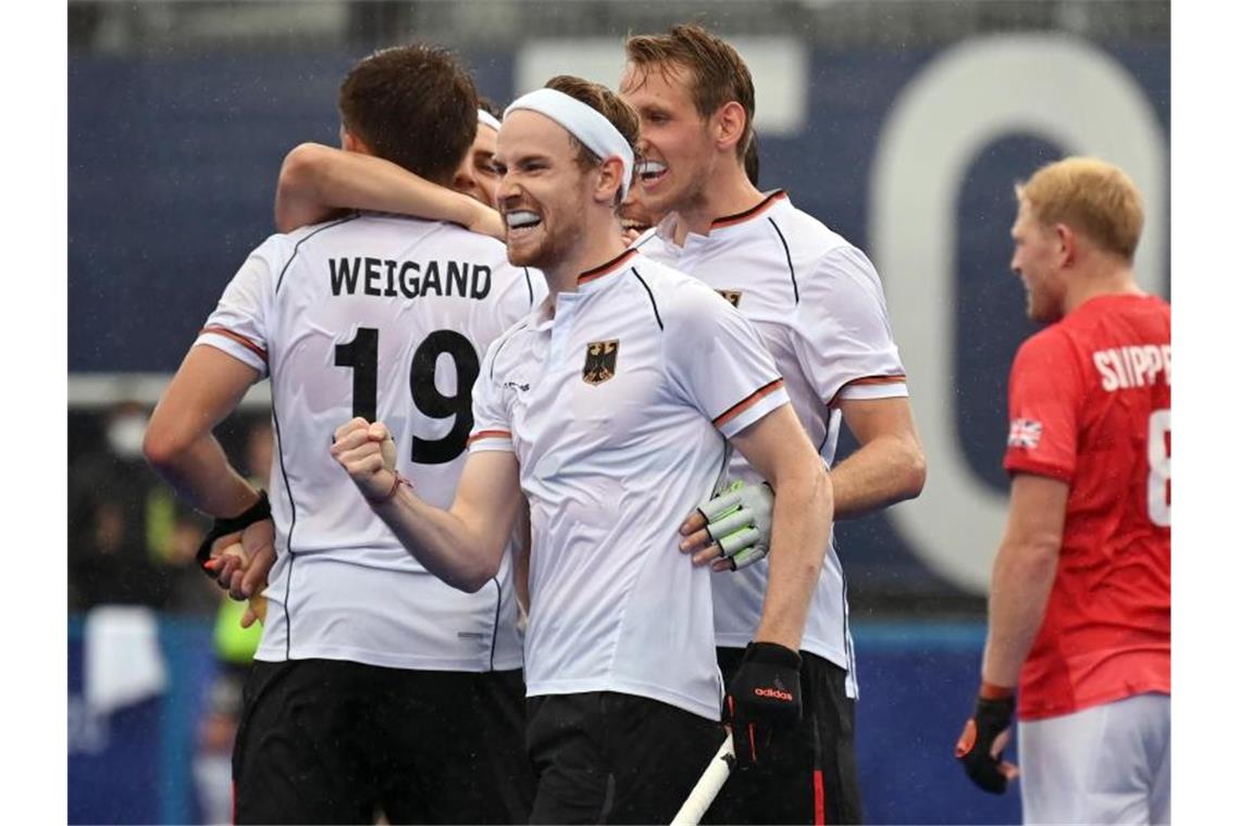 Die deutschen Hockey-Herren feiern den Sieg gegen Großbritannien. Foto: Sebastian Gollnow/dpa