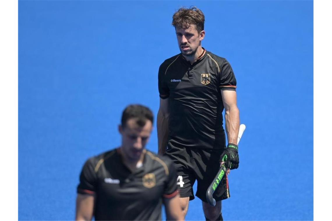 Die deutschen Hockey-Herren um Timur Oruz (l) und Benedikt Furk verloren gegen Südafrika. Foto: Sebastian Gollnow/dpa