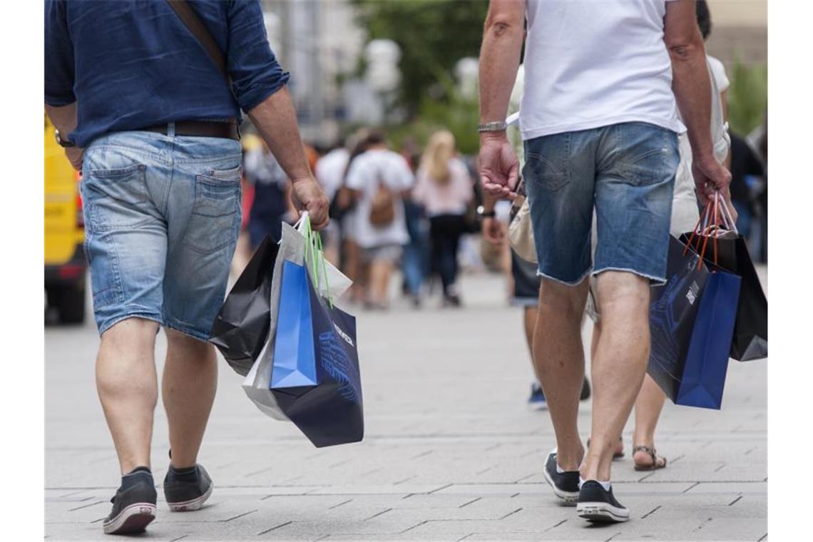 Die Deutschen kaufen wieder mehr ein. Foto: picture alliance / Sebastian Gollnow/dpa