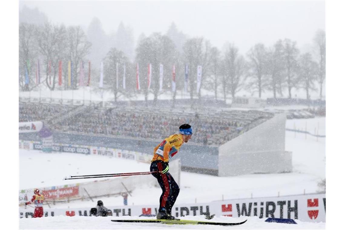 Die deutschen Langläufer mussten sich in Oberstdorf mit Rang sieben in der Staffel über 4x10 Kilometer zufrieden geben. Foto: Daniel Karmann/dpa