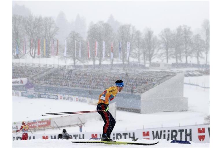 Die deutschen Langläufer mussten sich in Oberstdorf mit Rang sieben in der Staffel über 4x10 Kilometer zufrieden geben. Foto: Daniel Karmann/dpa