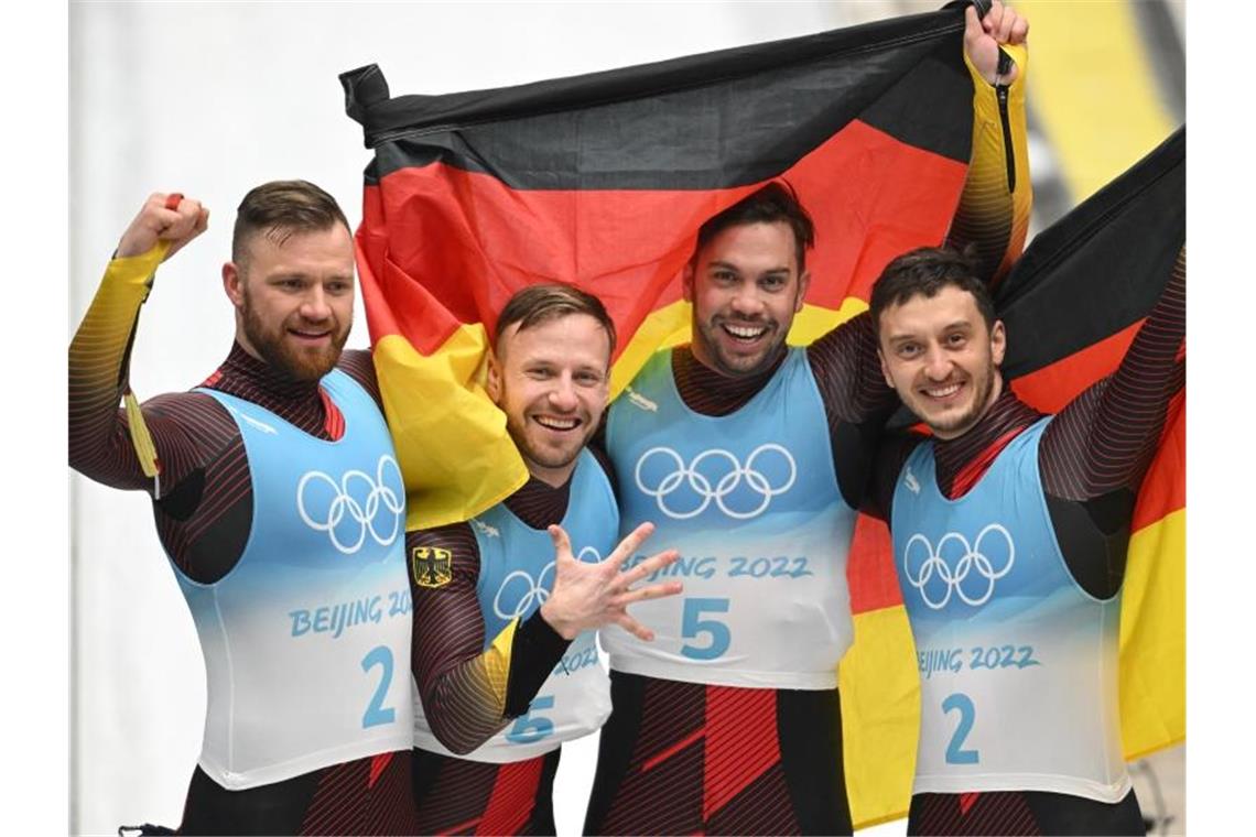 Arm in Arm: Rodel-Doppelsitzer Wendl/Arlt feiern Gold-Triple Die deutschen Medaillengewinner Tobias Wendl und Tobias Arlt (5) sowie Toni Eggert und Sascha Benecken. Foto: Robert Michael/dpa-Zentralbild/dpa