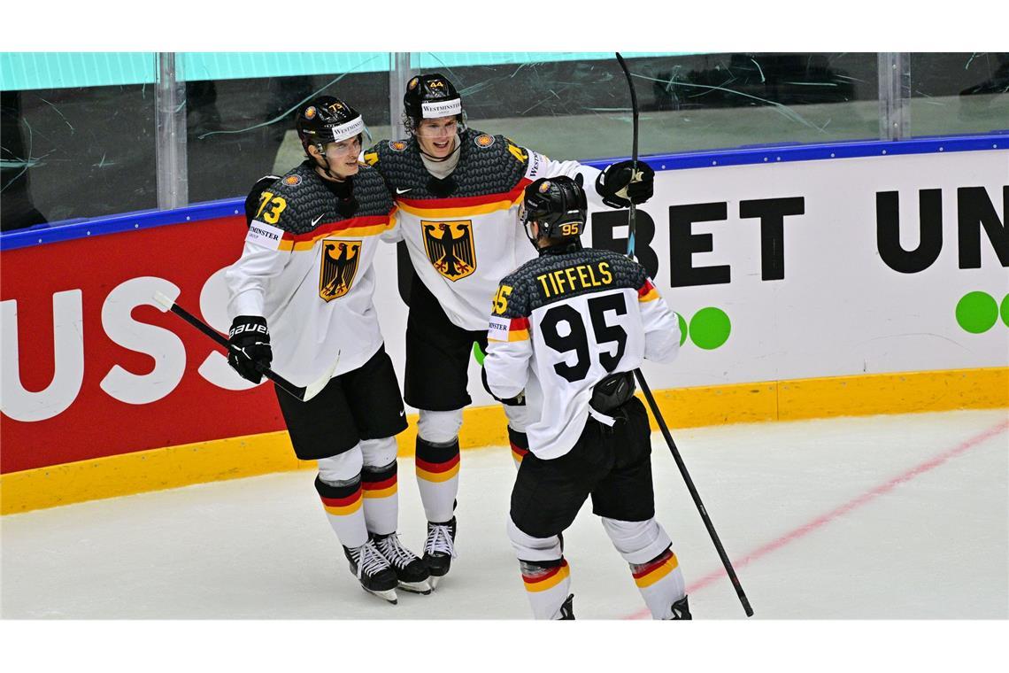 WM-Aus für Reichel: Eishockey-Team ohne NHL-Star Die deutschen Nationalmannschaft muss bei der WM vorerst auf Lukas Reichel (l) verzichten.