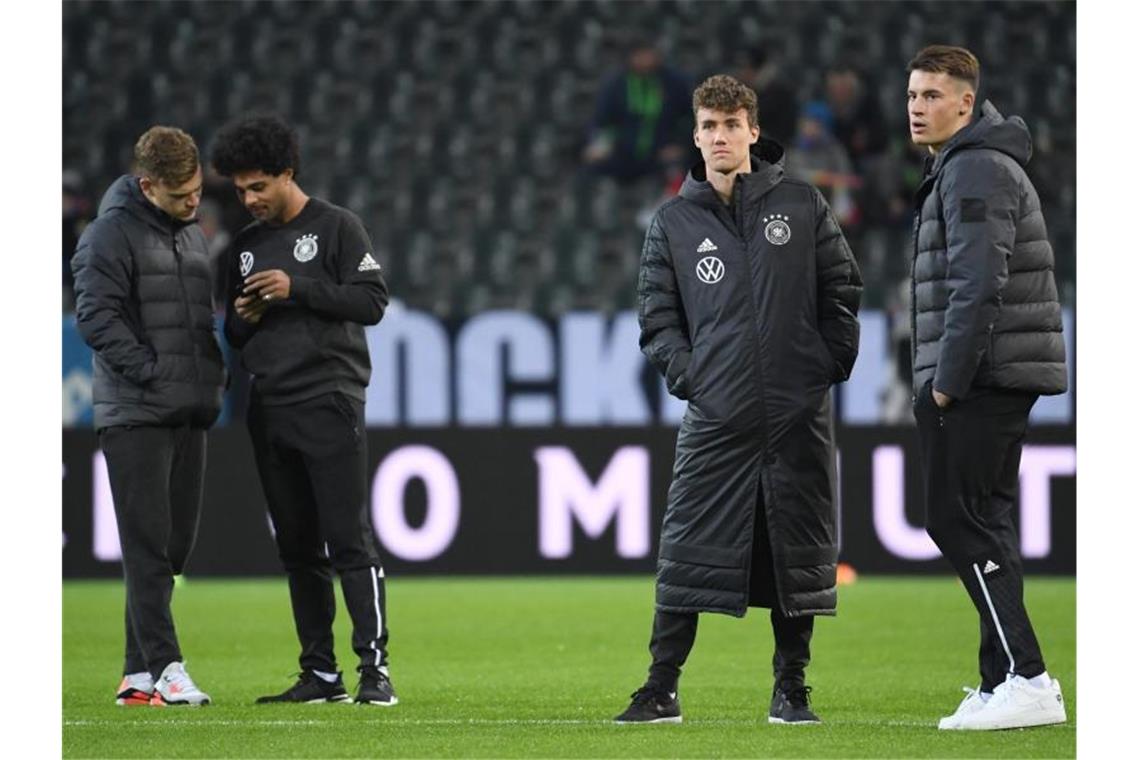 DFB-Elf mit Koch und Goretzka gegen Weißrussland Die deutschen Nationalspieler stehen vor dem Spiel gegen Weißrussland über das Spielfeld. Foto: Federico Gambarini/dpa