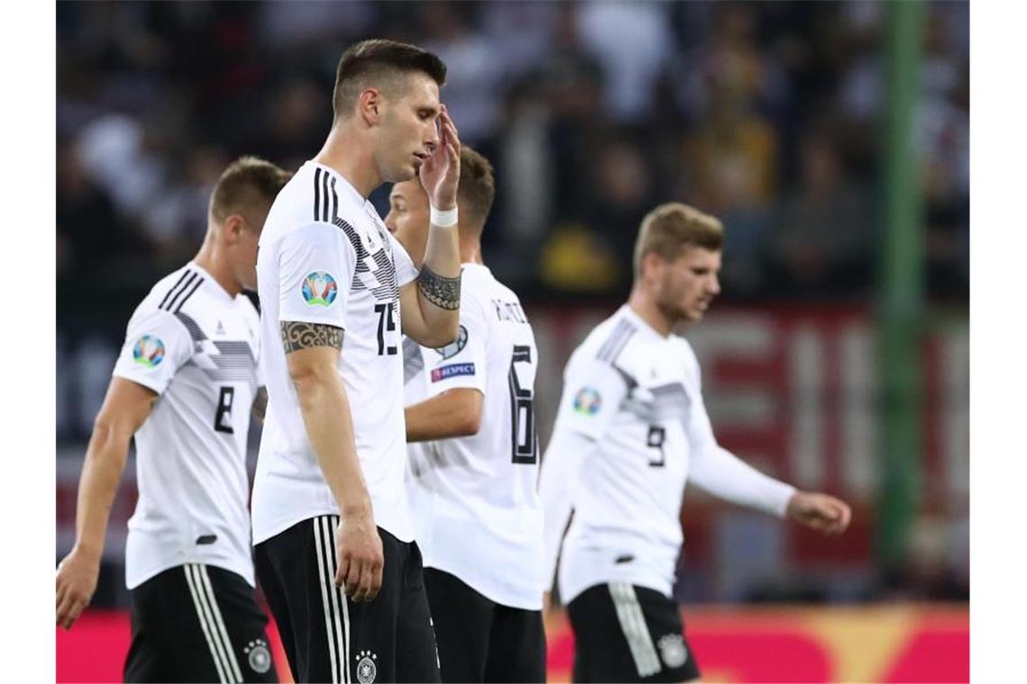 Die deutschen Nationalspieler um Niklas Süle (M.) verloren trotz einer 1:0-Führung. Foto: Christian Charisius