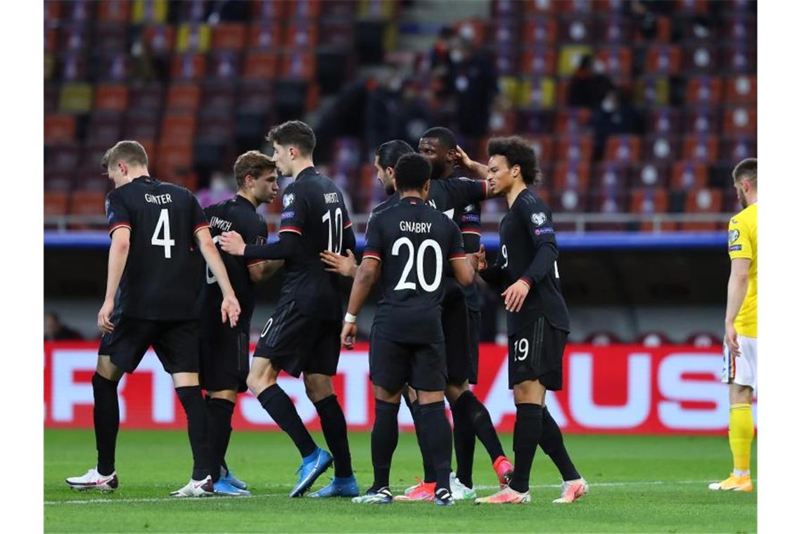 Erfolgreich in EM-Sommer - Löw: „Darauf können wir aufbauen“ Die deutschen Nationalspieler um Torschütze Serge Gnabry (M) bejubeln das Tor zur 1:0-Führung. Foto: Stefan Constantin/dpa