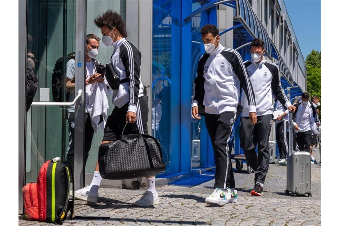 Löw im Tunnel - Neuer: „Bis in die Haarspitzen motiviert“ Die deutschen Nationalspieler, vorneweg Leroy Sane (l) und Jamal Musiala (M) betreten das Teamhotel in München. Foto: Peter Kneffel/dpa
