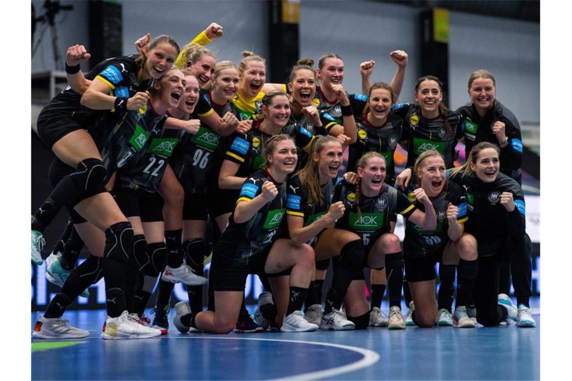 Blick geht nach vorn: DHB-Frauen peilen erfolgreiche WM an Die deutschen Nationalspielerinnen feiern die geglückte Qualifikation zur WM. Foto: Guido Kirchner/dpa