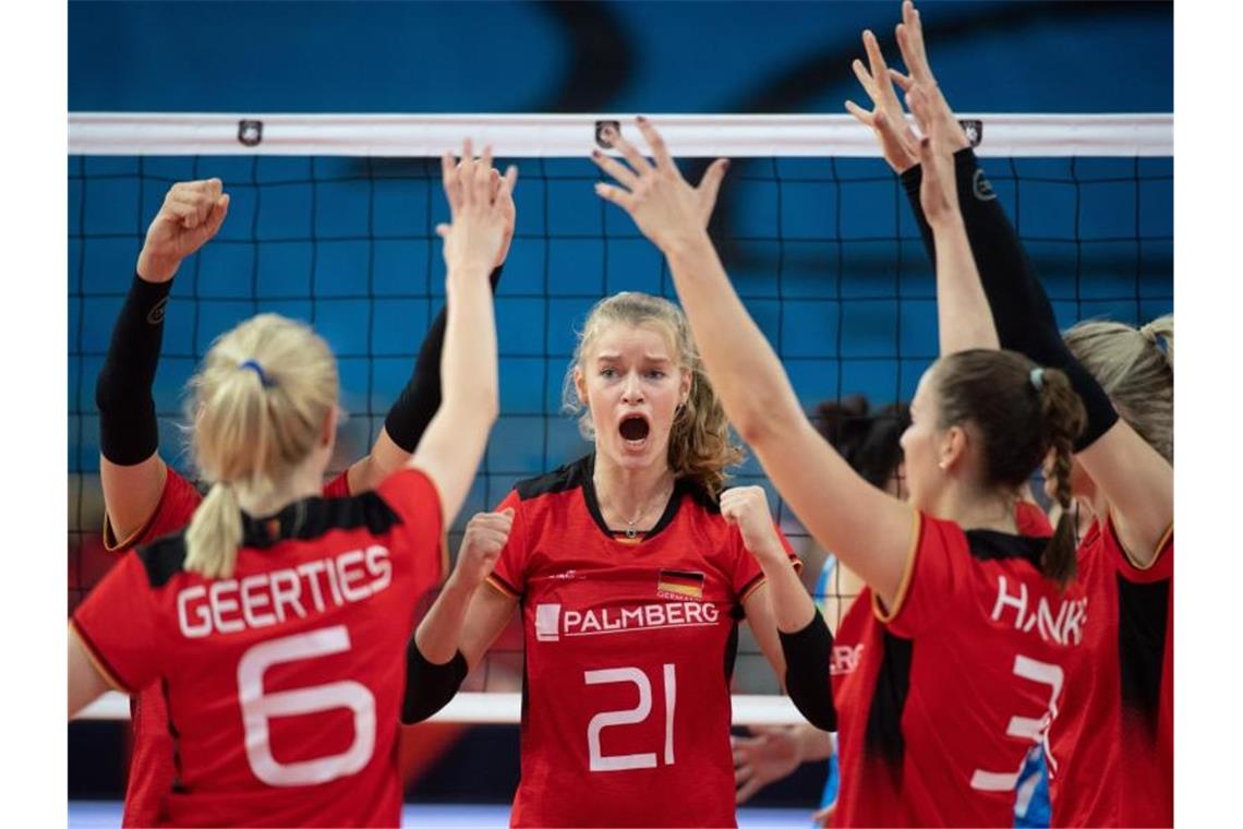 Die deutschen Nationalspielerinnen feiern einen gewonnenen Punkt. Foto: Grzegorz Michalowski/PAP