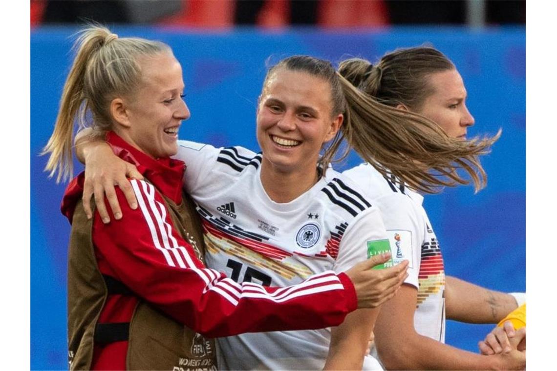 Die deutschen Nationalspielerinnen freuen sich auf das WM-Spiel gegen Südafrika. Foto: Sebastian Gollnow