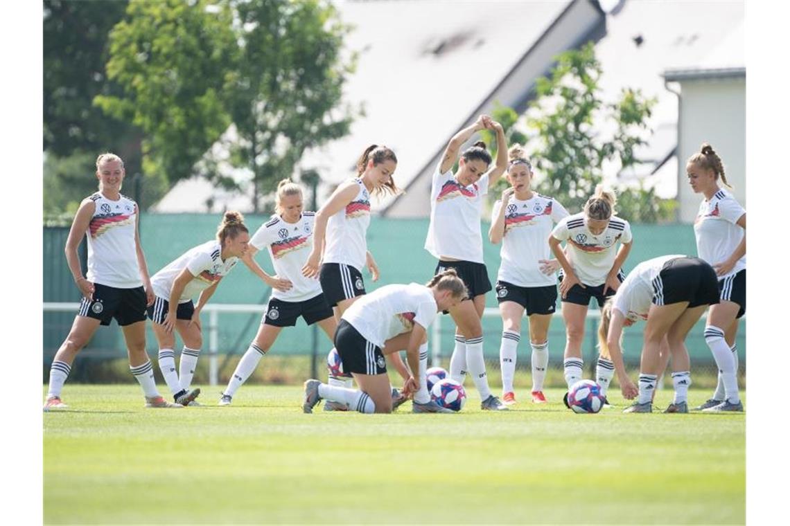 Die deutschen Nationalspielerinnen müssen bei der EM gegen Schweden die Hürde ins Halbfinale nehmen. Foto: Sebastian Gollnow