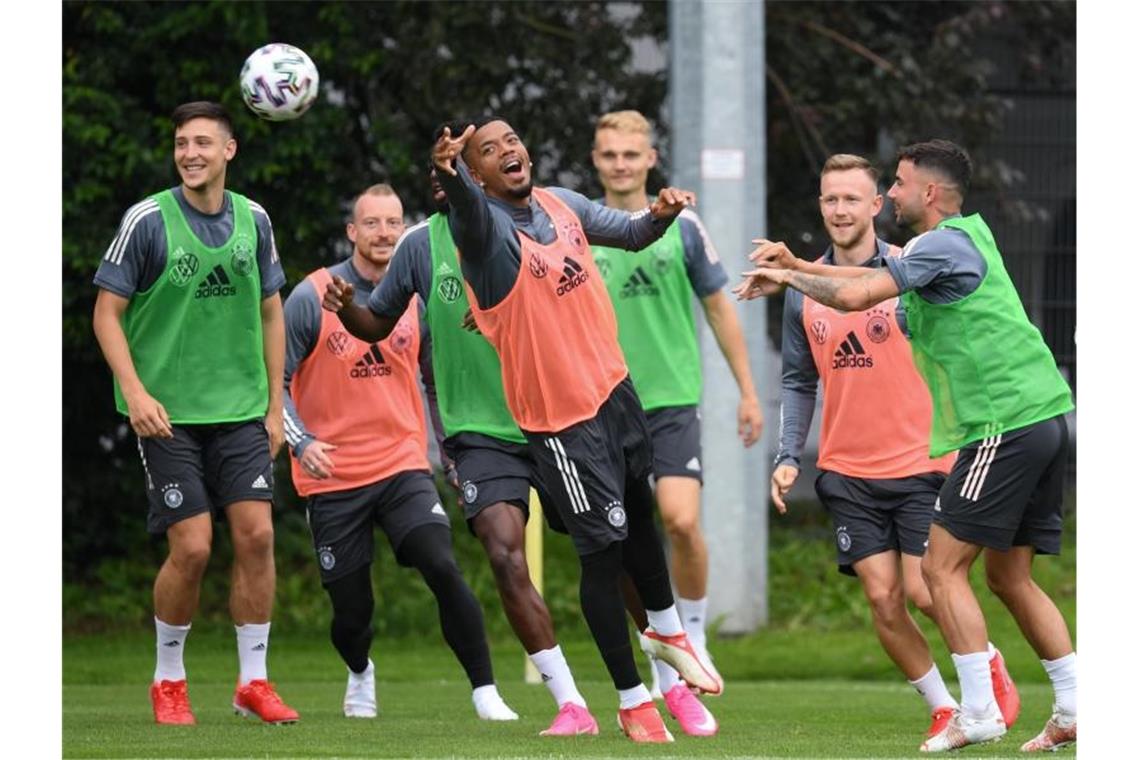 Die deutschen Olympia-Fußballer beim Training in Frankfurt/Main. Foto: Arne Dedert/dpa