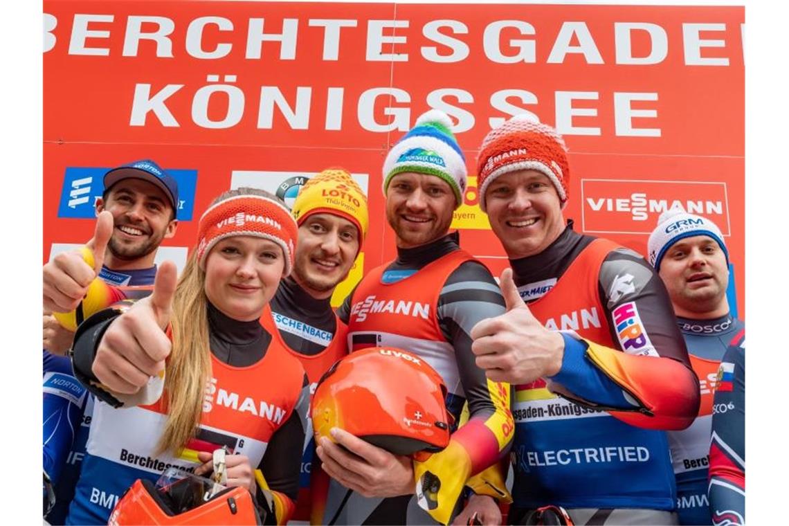 Doppelsitzer gewinnen Weltcup - Sieg für Team-Staffel Die Deutschen Rodler jubeln im Zielbereich über ihren 1. Platz. Foto: Peter Kneffel/dpa